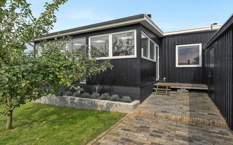 Albricus - 250M from the Sea: Toit, Maison, Domicile, Chalet, Siding, Biens, Allée, Batiments Jardin, Cour, Cabanon
