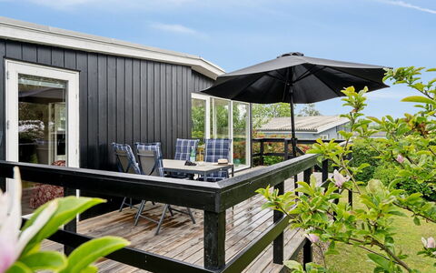 Albricus - 250M from the Sea: Meubles, Table, Mobilier De Jardin, Tableau De Plein Air, Chaise, Tache De Bois, Ombre, Arrière-Cour, Chalet, Table Cuisine Et Salle A Manger