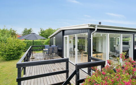 Albricus - 250M from the Sea: Toit, Maison, Domicile, Chalet, Siding, Biens, Allée, Batiments Jardin, Cour, Cabanon