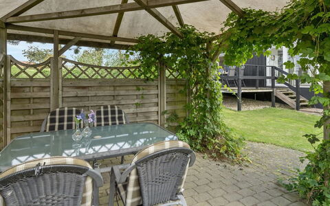 Albricus - 250M from the Sea: Toit, Maison, Domicile, Chalet, Siding, Biens, Allée, Batiments Jardin, Cour, Cabanon