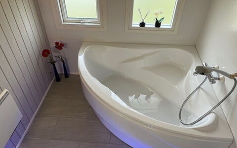 Hwiting - 200M from the Sea: Baignoire, Sol, Luminaire Plomberie, Sol, Plomberie, Salle De Bains, Robinet, Jacuzzi