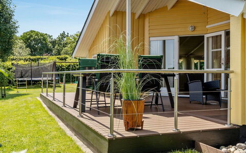 Hwiting - 200M from the Sea: Porche, Ombre, Chaise, Plate-Forme, Dur, Chalet, Tache De Bois, Recours, Planche, Mobilier De Jardin