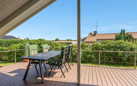 Hwiting - 200M from the Sea: Bois, Parquet, Plate-Forme, Dur, Mobilier De Jardin, Meubles, Ombre, Porche, Tache De Bois, Chaise