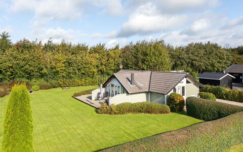 Joona - 600M from the Sea: Toit, Maison, Domicile, Chalet, Porte, Siding, Plate-Forme, Porche, Planche, Dur