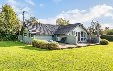 Joona - 600M from the Sea: Toit, Maison, Domicile, Chalet, Porte, Siding, Plate-Forme, Porche, Planche, Dur