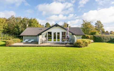 Joona - 600M from the Sea: Toit, Maison, Domicile, Chalet, Porte, Siding, Plate-Forme, Porche, Planche, Dur