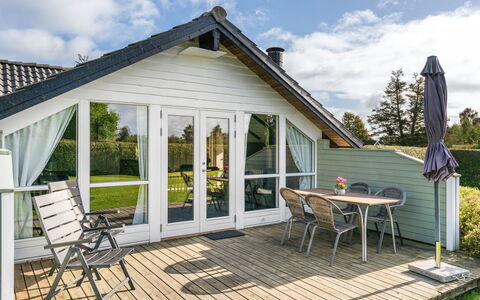 Joona - 600M from the Sea: Toit, Maison, Domicile, Chalet, Porte, Siding, Plate-Forme, Porche, Planche, Dur