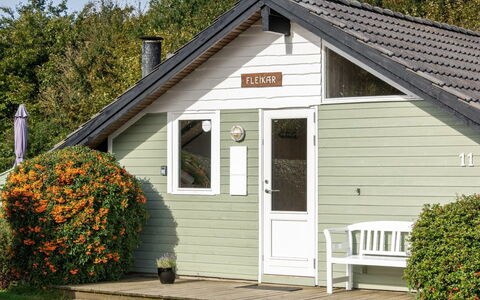 Joona - 600M from the Sea: Toit, Maison, Domicile, Chalet, Porte, Siding, Plate-Forme, Porche, Planche, Dur