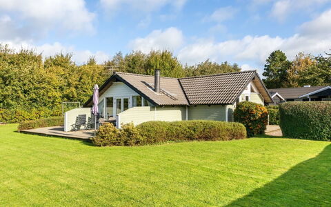 Joona - 600M from the Sea: Toit, Maison, Domicile, Chalet, Porte, Siding, Plate-Forme, Porche, Planche, Dur