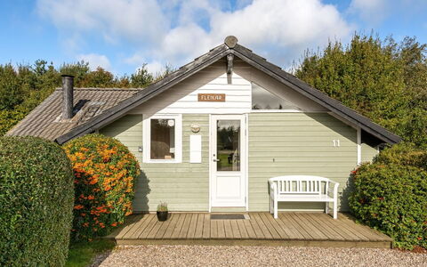 Joona - 600M from the Sea: Toit, Maison, Domicile, Chalet, Porte, Siding, Plate-Forme, Porche, Planche, Dur