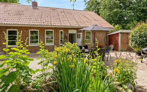 Jonni - 15Km from the Sea: Toit, Maison, Domicile, Chalet, Porte, Siding, Biens, Pelouse, Cour, Porche