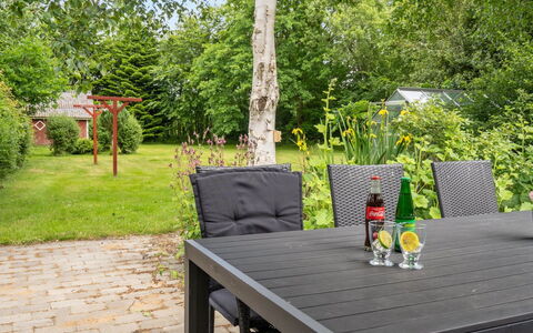 Jonni - 15Km from the Sea: Toit, Maison, Domicile, Chalet, Porte, Siding, Biens, Pelouse, Cour, Porche