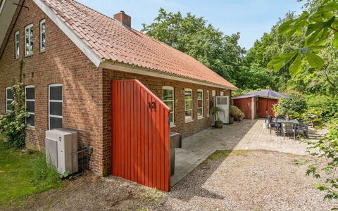 Jonni - 15Km from the Sea: Toit, Maison, Domicile, Chalet, Porte, Siding, Biens, Pelouse, Cour, Porche
