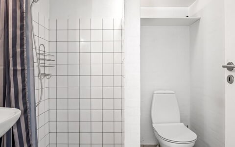 Soufiane - 100M from the Sea: Mur, Sol, Luminaire Plomberie, Sol, Salle De Bains, Siège De Toilette, Toilette, Design Intérieur, Plomberie, Tuile