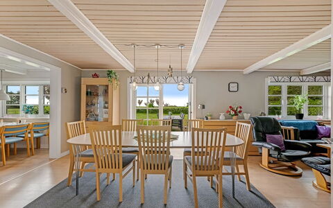 Merrit - 4.6Km to the Fjord: Meubles, Design Intérieur, Sol, Bois, Plafond, Sol, Parquet, Table, Salle À Manger, Chaise