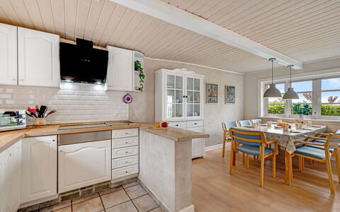 Merrit - 4.6Km to the Fjord: Sol, Design Intérieur, Bois, Comptoir, Cuisine, Sol, Plafond, Meubles, Cabinetry, Parquet