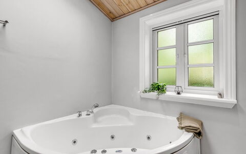 Merrit - 4.6Km to the Fjord: Baignoire, Luminaire Plomberie, Salle De Bains, Design Intérieur, Plafond, Sol, Plomberie, Sol, Robinet, Pièce