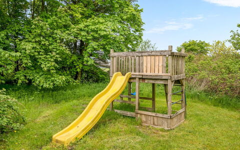 Merrit - 4.6Km to the Fjord: Toboggan, Équipement Extérieur Play, Chute, Jardin, Terrain De Jeux, Pelouse, Planche, Parc, Dur, Tache De Bois