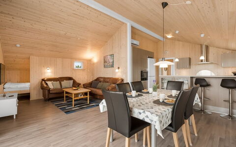 Clement - 500M to the Fjord: Bois, Domicile, Dur, Plafond, Parquet, Tache De Bois, Table Cuisine Et Salle A Manger, Chalet, Planche, Salon