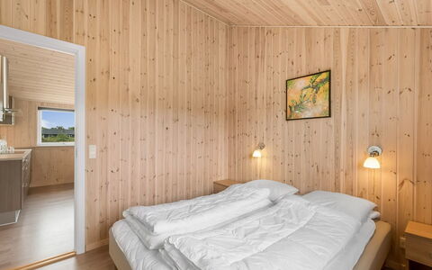 Clement - 500M to the Fjord: Bois, Plafond, Sol, Design Intérieur, Sol, Chambre, Tache De Bois, Dur, Lit, Pièce
