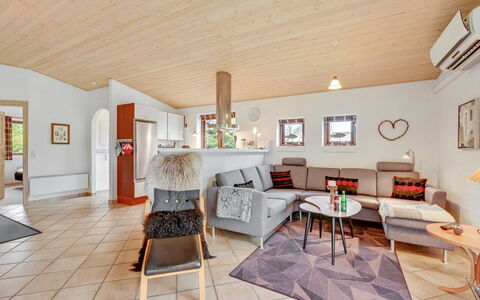 Rika - 525M to the Fjord: Meubles, Design Intérieur, Canapé, Sol, Sol, Bois, Plafond, Salon, Pièce, Domicile