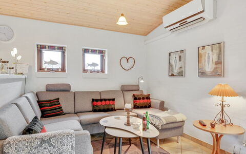 Rika - 525M to the Fjord: Meubles, Design Intérieur, Canapé, Salon, Sol, Pièce, Domicile, Sol, Plafond, Éclairage