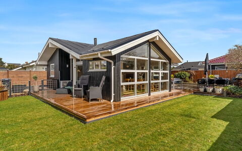 Sjarlotte - 100M from the Sea: Toit, Maison, Domicile, Chalet, Siding, Biens, Allée, Batiments Jardin, Cour, Cabanon