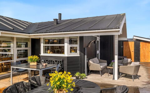 Sjarlotte - 100M from the Sea: Toit, Maison, Domicile, Chalet, Siding, Biens, Allée, Batiments Jardin, Cour, Cabanon