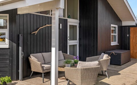 Sjarlotte - 100M from the Sea: Toit, Maison, Domicile, Chalet, Siding, Biens, Allée, Batiments Jardin, Cour, Cabanon