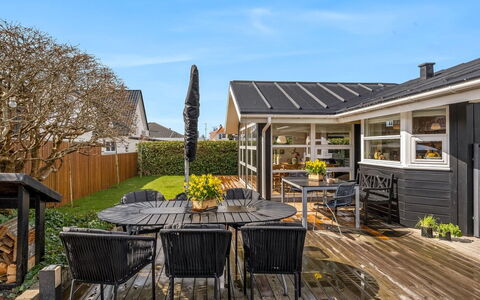 Sjarlotte - 100M from the Sea: Toit, Maison, Domicile, Chalet, Siding, Biens, Allée, Batiments Jardin, Cour, Cabanon