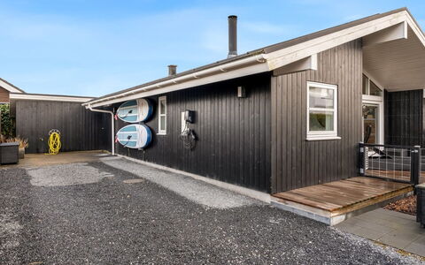 Sjarlotte - 100M from the Sea: Toit, Maison, Domicile, Chalet, Siding, Biens, Allée, Batiments Jardin, Cour, Cabanon