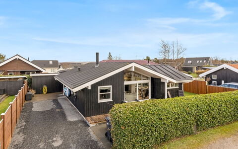Sjarlotte - 100M from the Sea: Toit, Maison, Domicile, Chalet, Siding, Biens, Allée, Batiments Jardin, Cour, Cabanon