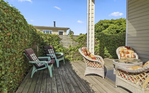 Emmik - 150M from the Sea: Maison, Domicile, Zone Résidentielle, Toit, Chalet, Lot Terre, Biens, Cour, Jardin, Siding