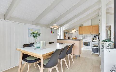 Ullakarin - 350M from the Sea: Bois, Plafond, Sol, Design Intérieur, Sol, Parquet, Table Cuisine Et Salle A Manger, Luminaire, Chaise, Dur