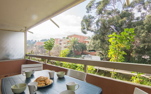 Cavalaire 240: Propriété, Immobilier, Maison, Pièce, Design Intérieur, Balcon, Bâtiment, Architecture, Toit, Table