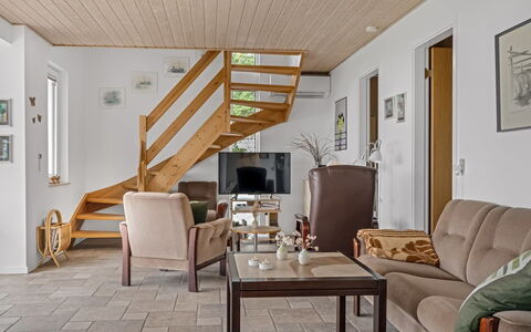 Simo - 250M from the Sea: Meubles, Sol, Design Intérieur, Sol, Bois, Parquet, Plafond, Canapé, Pièce, Salon