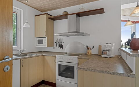 Simo - 250M from the Sea: Cuisine, Comptoir, Sol, Meubles, Design Intérieur, Appareil De Cuisine, Bois, Sol, Cabinetry, Plafond