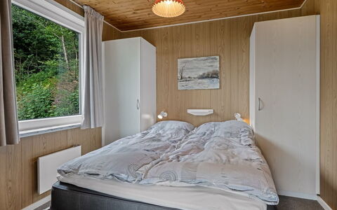Simo - 250M from the Sea: Chambre, Bois, Lit, Design Intérieur, Drap De Lit, Literie, Domicile, Cadre De Lit, Sol, Pièce