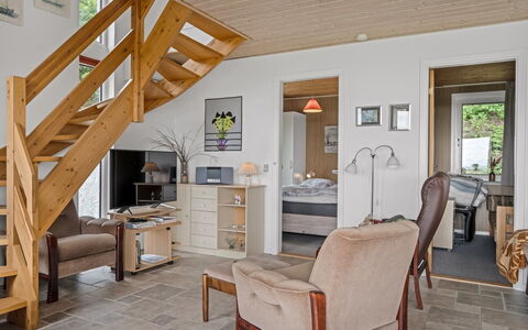 Simo - 250M from the Sea: Meubles, Sol, Design Intérieur, Sol, Bois, Plafond, Pièce, Chaise, Parquet, Salon