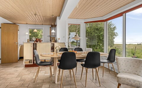 Simo - 250M from the Sea: Meubles, Sol, Design Intérieur, Sol, Bois, Parquet, Chaise, Salle À Manger, Table, Table Cuisine Et Salle A Manger