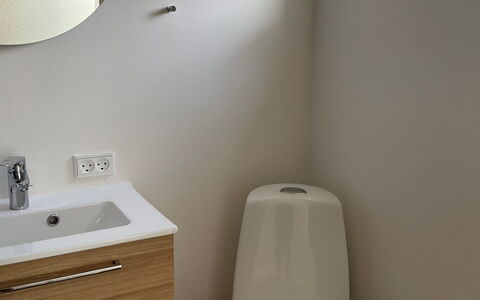 Tofan - 100M to the Fjord: Mur, Luminaire Plomberie, Sol, Salle De Bains, Siège De Toilette, Sol, Toilette, Design Intérieur, Lavabo, Armoire De Toilette