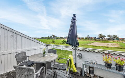 Tofan - 100M to the Fjord: Domicile, Plate-Forme, Biens, Ombre, Planche, Cour, Villa, Balcon, Siding, Mobilier De Jardin