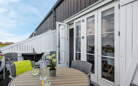 Tofan - 100M to the Fjord: Sol, Sol, Plafond, Design Intérieur, Comptoir, Cuisine, Cabinetry, Pièce, Principaux Appliance, Luminaire