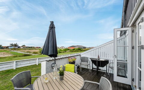 Tofan - 100M to the Fjord: Sol, Sol, Plafond, Design Intérieur, Comptoir, Cuisine, Cabinetry, Pièce, Principaux Appliance, Luminaire