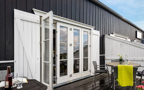 Tofan - 100M to the Fjord: Sol, Sol, Plafond, Design Intérieur, Comptoir, Cuisine, Cabinetry, Pièce, Principaux Appliance, Luminaire