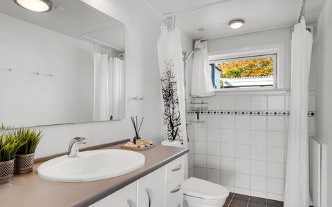 Dunja - 200M to the Fjord: Luminaire Plomberie, Design Intérieur, Évier, Sol, Salle De Bains, Sol, Lavabo, Robinet, Comptoir, Plomberie