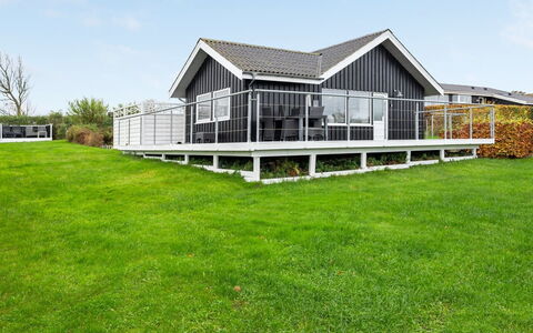 Clarita - 300M to the Fjord: Maison, Domicile, Toit, Porche, Chalet, Pelouse, Ferme, Biens, Cour, Ombre
