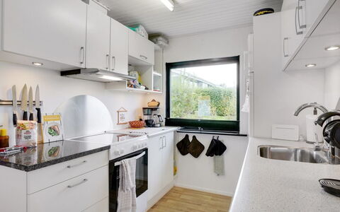 Clarita - 300M to the Fjord: Cuisine, Appareil De Cuisine, Comptoir, Principaux Appliance, Design Intérieur, Cuisinière, Plafond, Sol, Électroménager, Éclairage