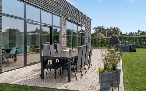 Nimrod - 300M from the Sea: Sol, Mur, Sol, Design Intérieur, Bois, Plafond, Parquet, Éclairage, Meubles, Revêtement De Sol Stratifié
