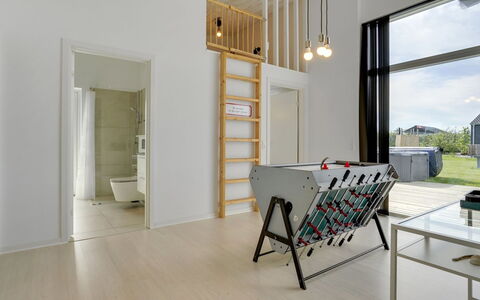 Nimrod - 300M from the Sea: Sol, Mur, Sol, Design Intérieur, Bois, Plafond, Parquet, Éclairage, Meubles, Revêtement De Sol Stratifié